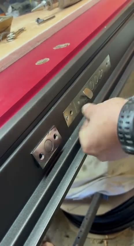 Установка ответной планки замка